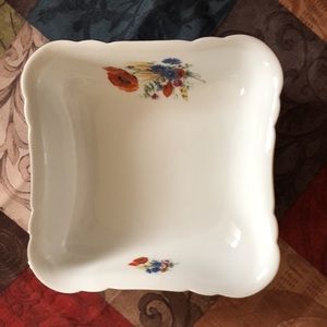 ✨EUC✨Beautiful Square Bowl with scalloped edges.